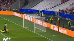 El cul¨¦ desolado y el madridismo en ¨¦xtasis: el error del Dinamo con 0-0 es el fallo del a?o