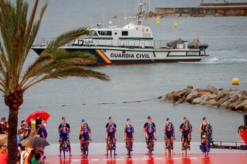 El equipo DSM-Firmenich antes del inicio de la etapa de hoy. 
