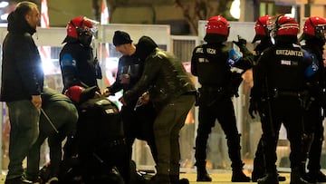 BILBAO (PAÍS VASCO), 17/04/2025.- Incidentes en los alrededores del estadio tras el partido de vuelta de los cuartos de final de la Liga Europa que Athletic Club y Glasgow Rangers FC disputaron hoy jueves en San Mamés. EFE/ Miguel Toña