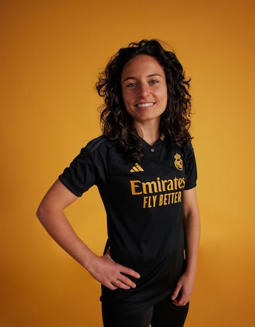 Negra con detalles amarillos, as赤 es la tercera equipaci車n del Real Madrid