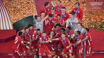 Al Rayyan (Qatar), 11/02/2021.- Bayern Munich players celebrate with the Club World Cup trophy after winning the final soccer match between Bayern Munich and Tigres UANL at the FIFA Club World Cup in Al Rayyan, Qatar, 11 February 2021. (Mundial de F&uacut