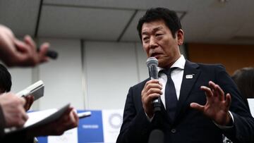 Morinari Watanabe habla con los reporteros sobre la organización de las pruebas de boxeo en los Juegos Olímpicos de Tokio 2020.