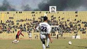 <b>CORRE EL BALÓN, ARDE BAGDAD.</B> La Liga iraquí no descansa ni durante los intensos bombardeos de los aliados.