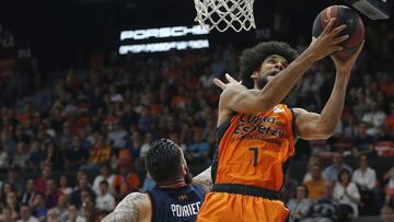Labeyrie anota ante la defensa de Poirier durante el Valencia Basket-Kirolbet Baskonia.