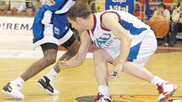 <b>A LA CONTRA</b>. Corey Brewer desborda a Calderón.