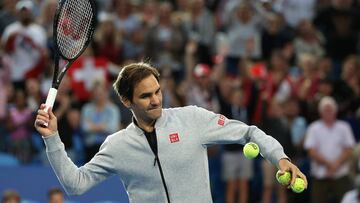 Roger Federer lanza bolas a los aficionados tras ganar a Stefanos Tsitsipas en su partido individual de Hopman Cup en elRAC Arena de Perth, Australia.