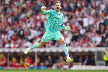 Kevin Trapp, nacido en Merzig (Alemania), fue durante años el guardameta referente del Eintracht Frankfurt. Defendió la portería del club en más de 380 partidos, dejando su arco imbatido en 89 ocasiones. Conquistó la Europa League y se consolidó como uno de los porteros más reconocidos de la Bundesliga antes de emprender nuevos retos en su carrera.