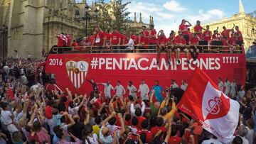 El Sevilla festeja con sus aficionados el triunfo de Basilea sobre el Liverpool y que signific&oacute; su quinta Europa League.
 