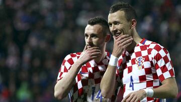 Perisic celebra un gol junto a Brozovic en un partido de Croacia.