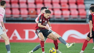 Lachuer, autor del gol del Mirandés, protege el balón en el duelo ante el Sporting.