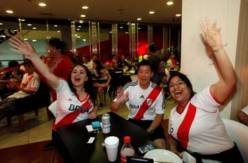 Aficionados de River celebran el triunfo de su equipo.