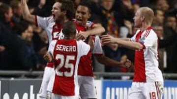Los jugadores del Ajax celebran uno de sus goles al Barcelona.