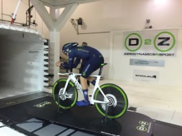 El ciclista británico de Movistar se está preparando en las instalaciones de Drag2Zero, dentro del túnel de viento de Mercedes AMG Petronas F1 en su sede de Brackley.