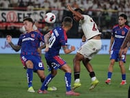 AMDEP686. LIMA (PERÚ), 24/01/2026.- Álex Valera (d) de Universitario disputa un balón con Charles Aránguiz (d) y Franco Calderón de Universidad de Chile este sábado, en un partido amistoso entre Universitario y Universidad de Chile, en el estadio Monumental en Lima (Perú). EFE/ Germán Falcon
