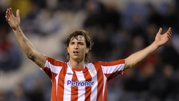 Athletic Bilbao&#039;s defender Fernando Amorebieta reacts during their Spanish first league football match against Deportivo Coruna at the Riazor Stadium in Coruna, northern Spain, on January 23, 2009. Deportivo won the match 3-1. AFP PHOTO/MIGUEL RIOPA
