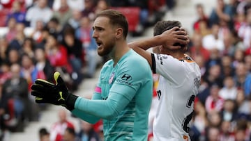 Oblak anima a sus compañeros durante el partido contra el Valencia.