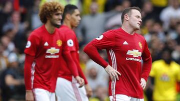 Manchester United fall apart at the seams in third straight defeat