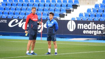 Unai Bustinza sobre el césped en una sesión de entrenamiento.