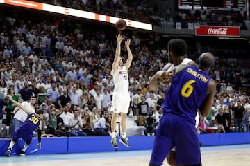 17/06/19 BALONCESTO BASKET SEGUNDO PARTIDO Lo que ocurrió el 17 de junio de 2019 lo catalogamos de milagro, el de Carroll. El Madrid había pasado de estar contra las cuerdas a poner el 2-0 y acariciar la 35ª Liga de su palmarés. El desenlace, de película en un partido en el que llegó a perder por 12 y aún lo hacía por 9 a menos de dos minutos del final. Carroll, autor de 25 puntos, completó la gesta con un triple que exudaba sangre fría a 1,9 de la bocina. Había recibido de Llull desde la esquina contraria, a quien Rudy había pasado tras atrapar un rebote clave. Iban 78-80 y el tiempo se le terminaba… Cuando ya armaba el tiro vio como Claver se le echaba encima y fintó, pasito a la izquierda para que su perro de presa pasara de largo burlado. Volvió a realizar el movimiento. Arriba, colocado a 45 grados respecto a la línea de fondo, mecánica perfecta y triplazo limpio, su quinto de la noche. Antológico.