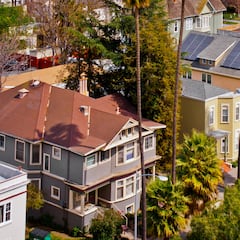 ¿Cuánto de sus ingresos mensuales gastan los estadounidenses en gastos de vivienda?