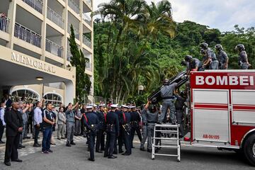 El ataúd de la fallecida estrella del fútbol brasileño Pelé llega al Cementerio Conmemorativo de Santos después de la procesión fúnebre en Santos, estado de Sao Paulo.