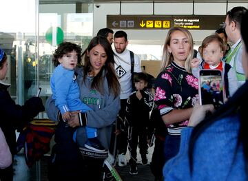 El jugador argentino y el uruguayo llegaron con sus respectivas familias al Aeropuerto de Barcelona tras disfrutar de las vacaciones de Navidad.