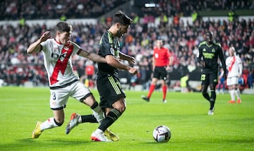 Jugada del penalti de Fran García a Marco Asensio. El árbitro Martínez Munuera, tras revisar la acción en el VAR, señala los once metros.