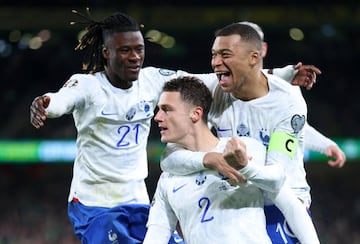 Camavinga y Mbappé celebran con Pavard el tanto del lateral a Irlanda.