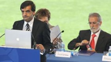 <strong>SIN APOYOS</strong>La Junta de Accionistas de la Real Sociedad ha rechazado esta noche todas las propuestas del Consejo de Administración presidido por Iñaki Badiola y su decisión genera una inesperada situación de crisis institucional.