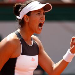 Muguruza remonta con bravura ante la pegadora Kontaveit