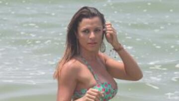 <b>Encantos brasileiros</b< Primera aclaración: en Río de Janeiro es primavera y hace 30 grados a la sombra. Dicho esto, presentaremos a la garota: Carol Abranches, modelo de 25 años, a la que se relaciona con Neymar. Lo de la ampliación de contrato del futbolista se entiende mejor. También la cresta y la extrema delgadez.