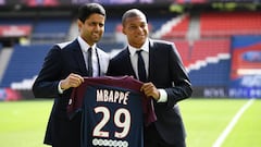 Al Khelaifi y Mbapp&eacute;, durante la presentaci&oacute;n del jugador en el PSG.