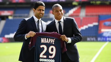 Al Khelaifi y Mbapp&eacute;, durante la presentaci&oacute;n del jugador en el PSG.