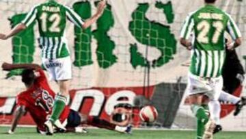 <b>BAÑO PAMPLONICA </b>Los goles de Cruchaga Dady (anotando, en la imagen) y Vela sellaron el merecido triunfo de Osasuna.