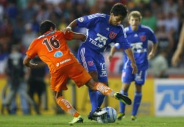 Apertura 2009. Los azules ganaría luego el título. Antes enfrentaron al Cobreloa de Aránguiz. Pipino Cuevas sufre su marca y Seymour mira.