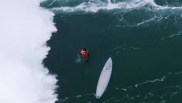 Mau Otero a punto de ser golpeado por una ola gigante en Nazaré