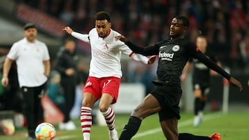 Soccer Football - Bundesliga - Cologne v Eintracht Frankfurt - RheinEnergieStadion, Cologne, Germany - February 12, 2023 FC Cologne's Linton Maina in action with Eintracht Frankfurt's Evan Ndicka REUTERS/Thilo Schmuelgen DFL REGULATIONS PROHIBIT ANY USE OF PHOTOGRAPHS AS IMAGE SEQUENCES AND/OR QUASI-VIDEO.
