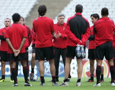 ‘Carletto’ tomó las riendas del equipo con el que conquistó dos Copas de Europa como jugador también a mitad de temporada con la misión de asegurar su puesto en Champions. Meta cumplida. Ha sido su etapa más longeva en el banquillo: ocho temporadas y 283 partidos ligueros, con un balance de 163 victorias, 68 empates y 52 derrotas. Logró dos Champions, una Intercontinental, una Copa y una Supercopa de Italia, dos Supercopas de Europa y el Scudetto de la 2003-04.