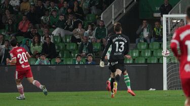 Jokin Ezkieta, del Racing, contra el Cartagena.