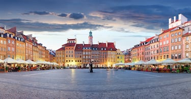 Comida: desde las 13:00 hasta las 15:00 horas | Cena: desde las 19:00 hasta las 20:00 horas. En la foto, la Plaza del Mercado en Varsovia.

 
