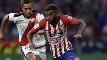 Lemar conduce en el partido contra el Rayo.