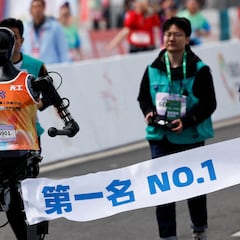 China redobla su apuesta por los robots y corren una media maratón junto a los humanos