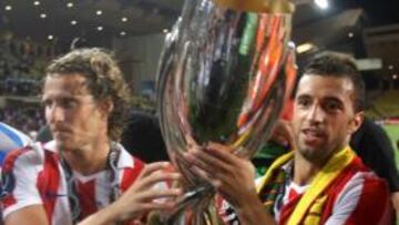 <b>COMPAÑEROS. </b>Forlán y Simao aguantan la Supercopa de Europa que el Atlético ganó en Mónaco ante el Inter de Milán.