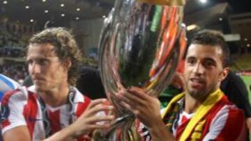 <b>COMPAÑEROS. </b>Forlán y Simao aguantan la Supercopa de Europa que el Atlético ganó en Mónaco ante el Inter de Milán.