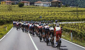 El pelotón en la decimoctava etapa del Giro de Italia 2021. 