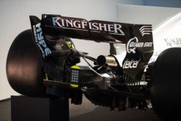 El mejicano Sergio Perez y el franc¨¦s Esteban Ocon, pilotos titulares de Force India, presentaron el nuevo VJM10 para la temporada 2017.