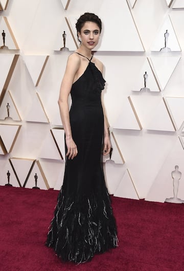 La actriz Margaret Qualley posa con un elegante vestido negro con escote de la firma Chanel. 