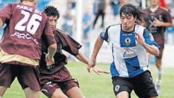 <b>VERTICAL. </b>Tote intenta regatear a Iker Begoña y Pablo Gil durante el partido de ayer, en el José Rico Pérez.