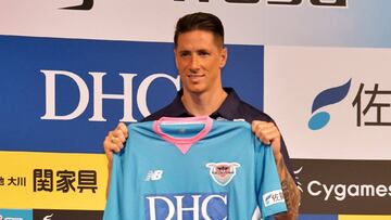 Fernando Torres posa con su nueva camiseta.