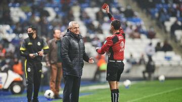 Momento en que Javier Aguirre recibe la tarjeta roja